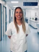 Portrait de Marie Aguilar, fondatrice d'OrientaSanté, dans un service hospitalier