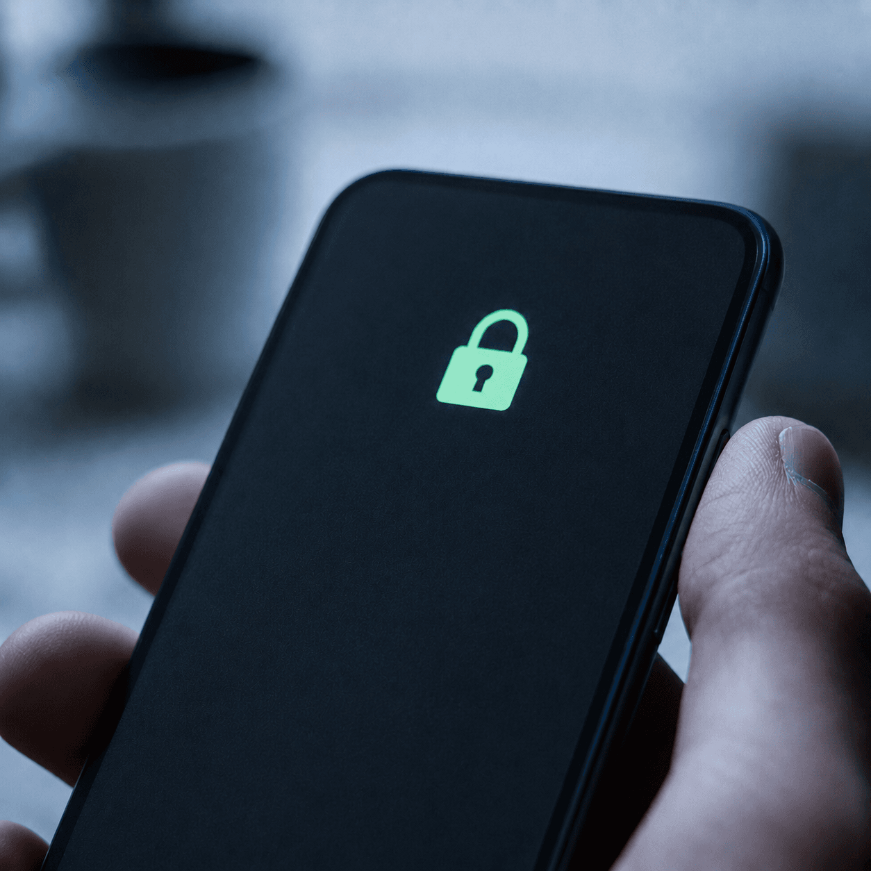 Smartphone affichant un cadenas vert symbolisant la confidentialité